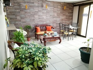 20-inch LCD TV with cable channels, TV - Hospedaje Yaldai (Turrialba)