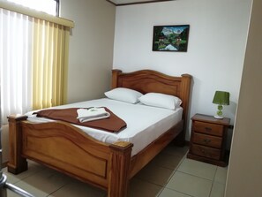 Matrimonial | Free WiFi, bed sheets, wheelchair access - Hospedaje Yaldai (Turrialba)