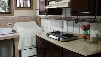 Basic Single Room | Shared kitchen | Full-size fridge, microwave, stovetop, rice cooker