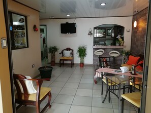 20-inch LCD TV with cable channels, TV - Hospedaje Yaldai (Turrialba)