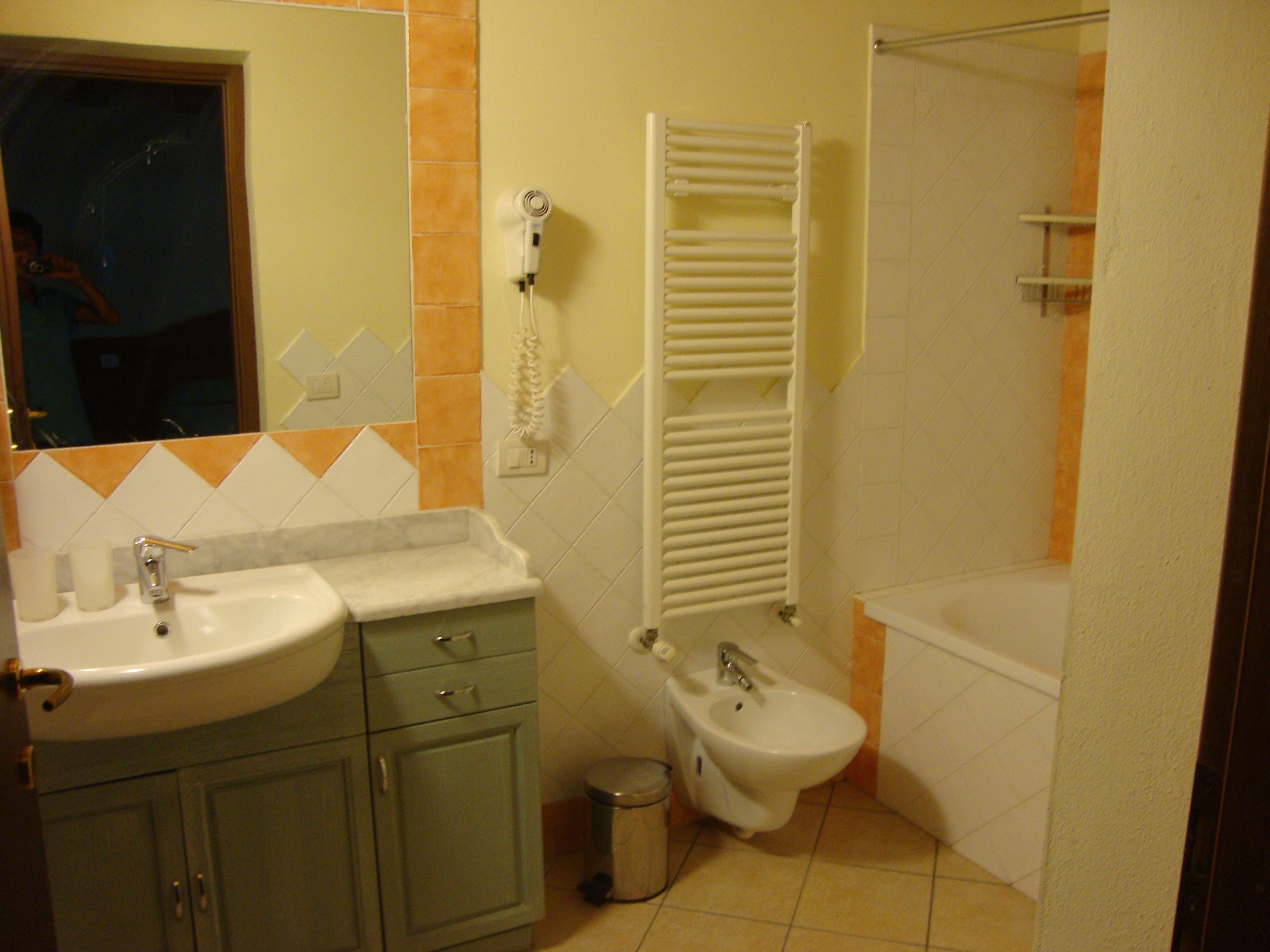 Vierbettzimmer, 1 Doppelbett und Schlafsofa, Badewanne | Badezimmer | Haartrockner, Bidet, Handtücher