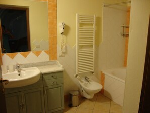 Kamar Quadruple, 1 Tempat Tidur Double dengan tempat tidur Sofa, bathtub | Kamar mandi | Pengering rambut, kloset,  dan handuk