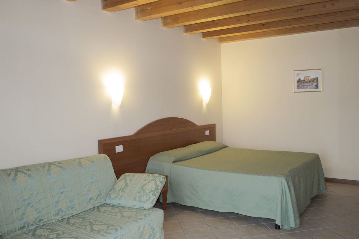 Habitación cuádruple, 1 cama matrimonial y sofá cama, tina | Ropa de cama y acceso para silla de ruedas