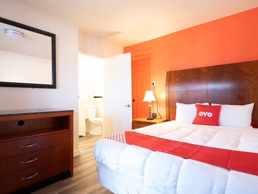 Desk, soundproofing, WiFi (free), bed sheets