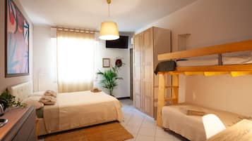 Camera Deluxe (5 pax) | Con stile personalizzato, con arredamento individuale, una scrivania