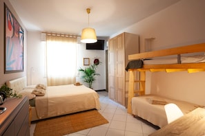 Deluxe Room (5 pax) | Individually decorated, individually furnished, desk, laptop workspace - B&B La Volpina (Rimini)