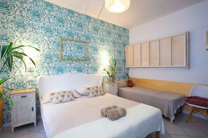 Comfort vierpersoonskamer (Bagno Privato Esterno) | Individueel gedecoreerd, individueel gemeubileerd, een bureau