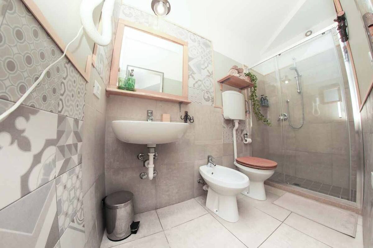 Triple Room | Bathroom | Shower, free toiletries, hair dryer, bidet