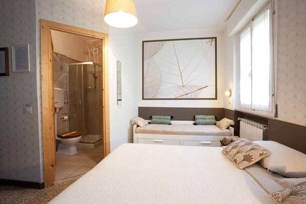 Elite-Dreibettzimmer | Badezimmer | Dusche, kostenlose Toilettenartikel, Haartrockner, Bidet