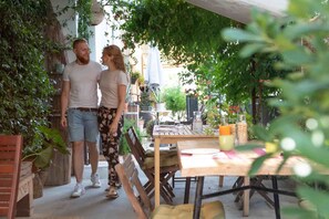 Free daily cooked-to-order breakfast