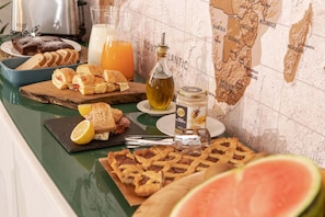 A breakfast buffet with various food items and a map on the wall. - B&B La Volpina (Rimini)