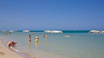 Privatstrand, weißer Sandstrand, 3 Strandbars