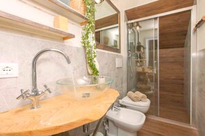 Doppia luna di miele | Bagno | Doccia, asciugacapelli, bidet, sapone