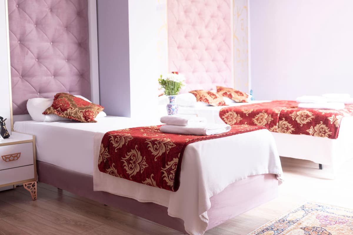 Chambre Triple Classique, vue jardin | Minibar, coffres-forts dans les chambres, décoration personnalisée