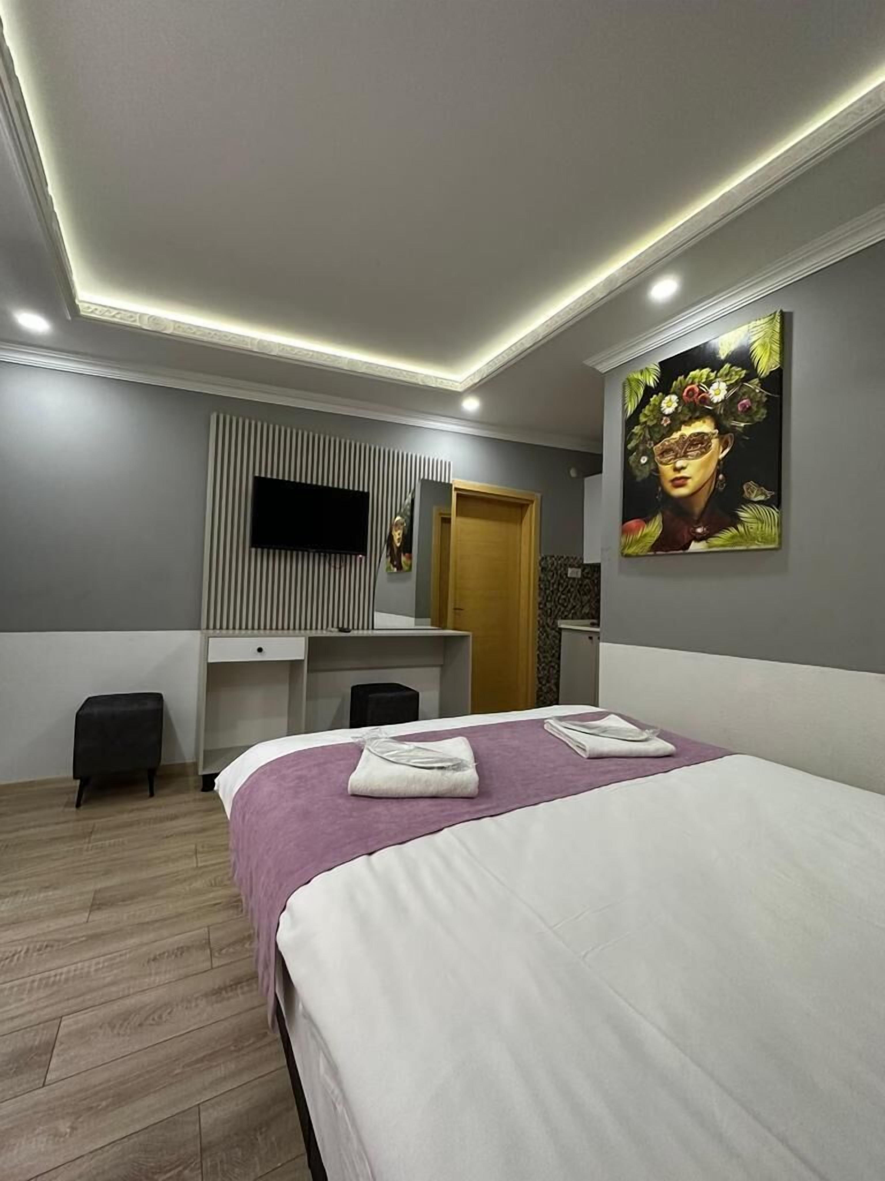 شقة مريحة - منظر للحديقة | ميني بار وخزنة داخل الغرفة وبديكورات فريدة لكل غرفة وطراز فريد لكل وحدة