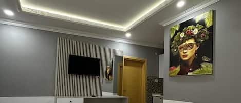 Comfort Apartment, Garden View | Minibar, in-room safe, individually decorated, individually furnished