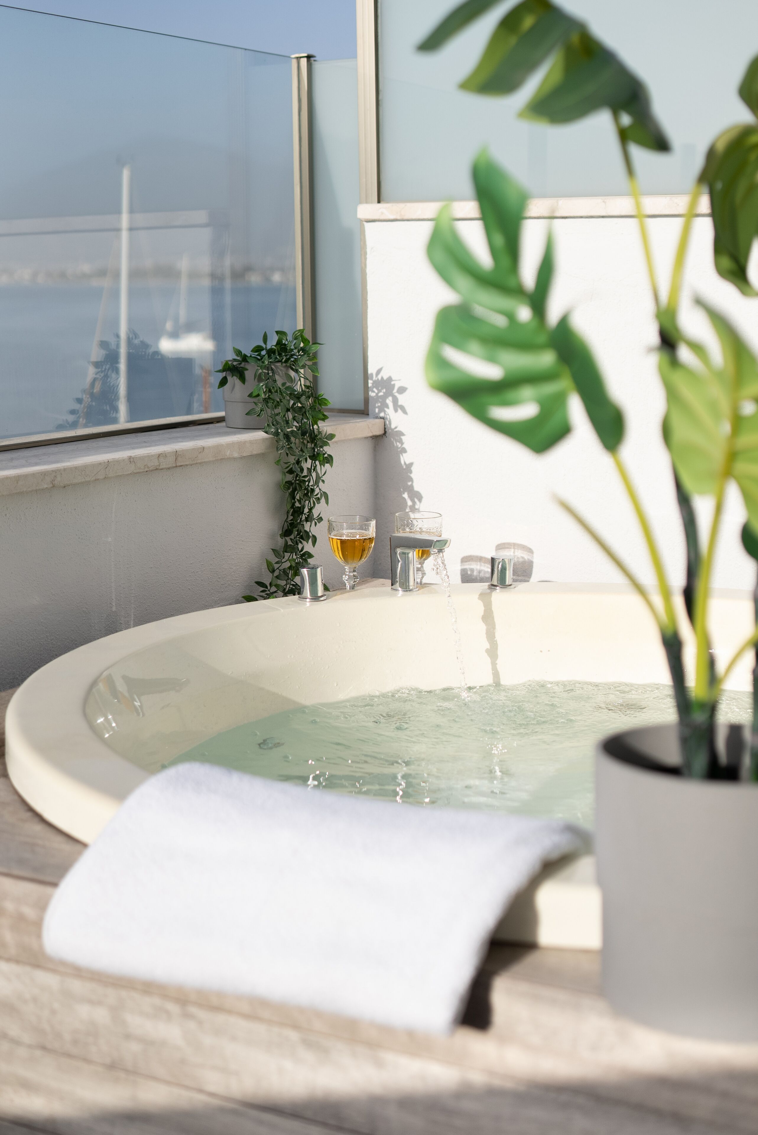 deluxe suite, sea view | jetted bathtub