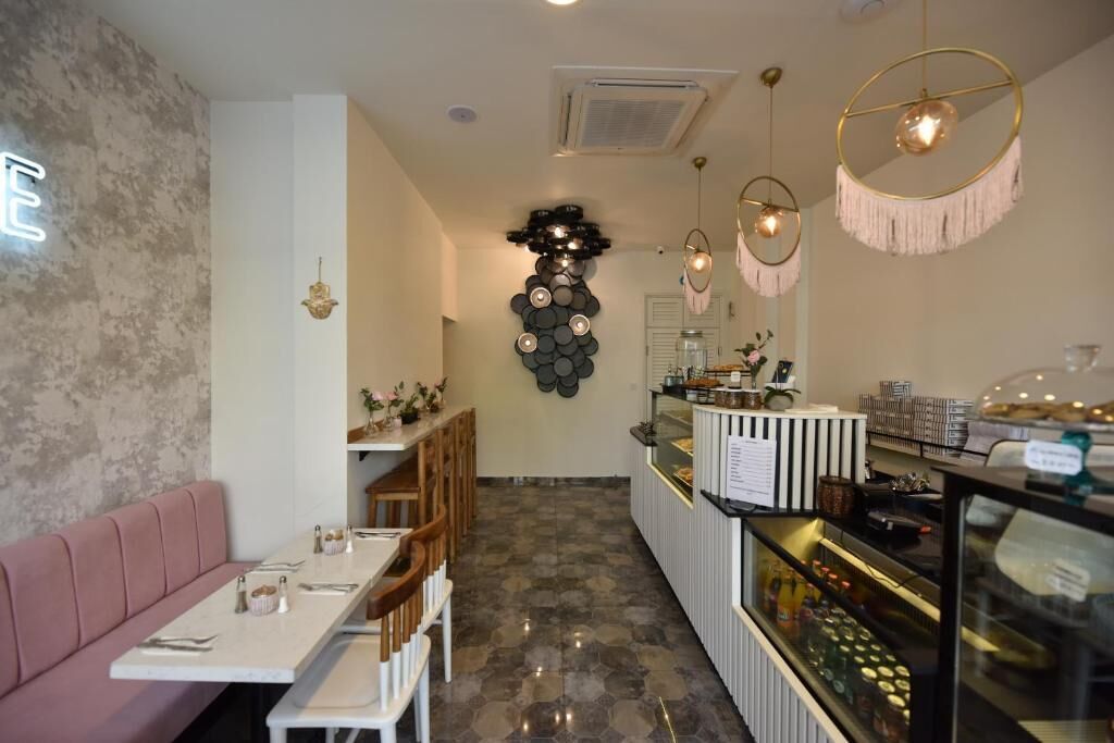 Phục vụ bữa sáng, bữa trưa và bữa tối 