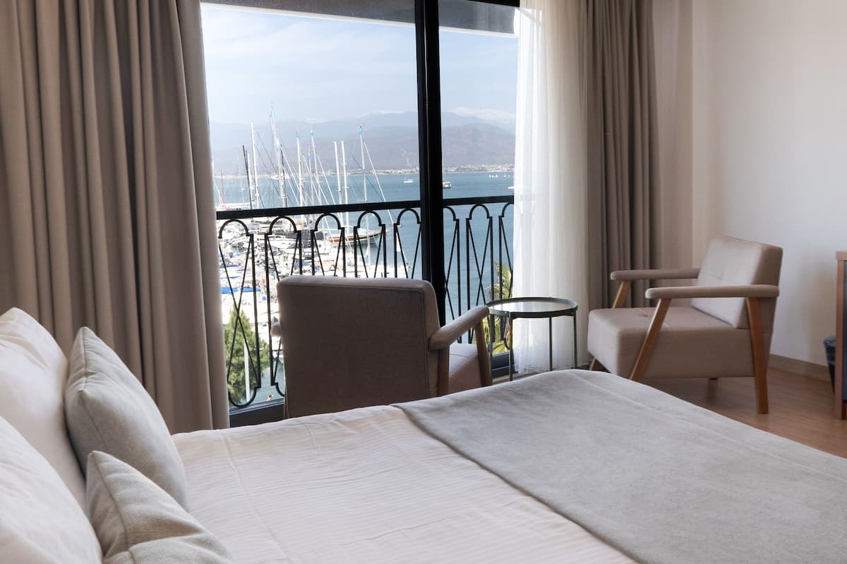 panoramic double room, sea view | 1 bedroom, premium bedding, minibar, in-room safe