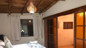 Camera doppia, 1 letto queen | 1 camera, una cassaforte in camera, ferro/asse da stiro, Wi-Fi gratuito