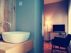 Family Triple Room, Garden View | Bathroom sink - Espinho Vintage (Espinho)