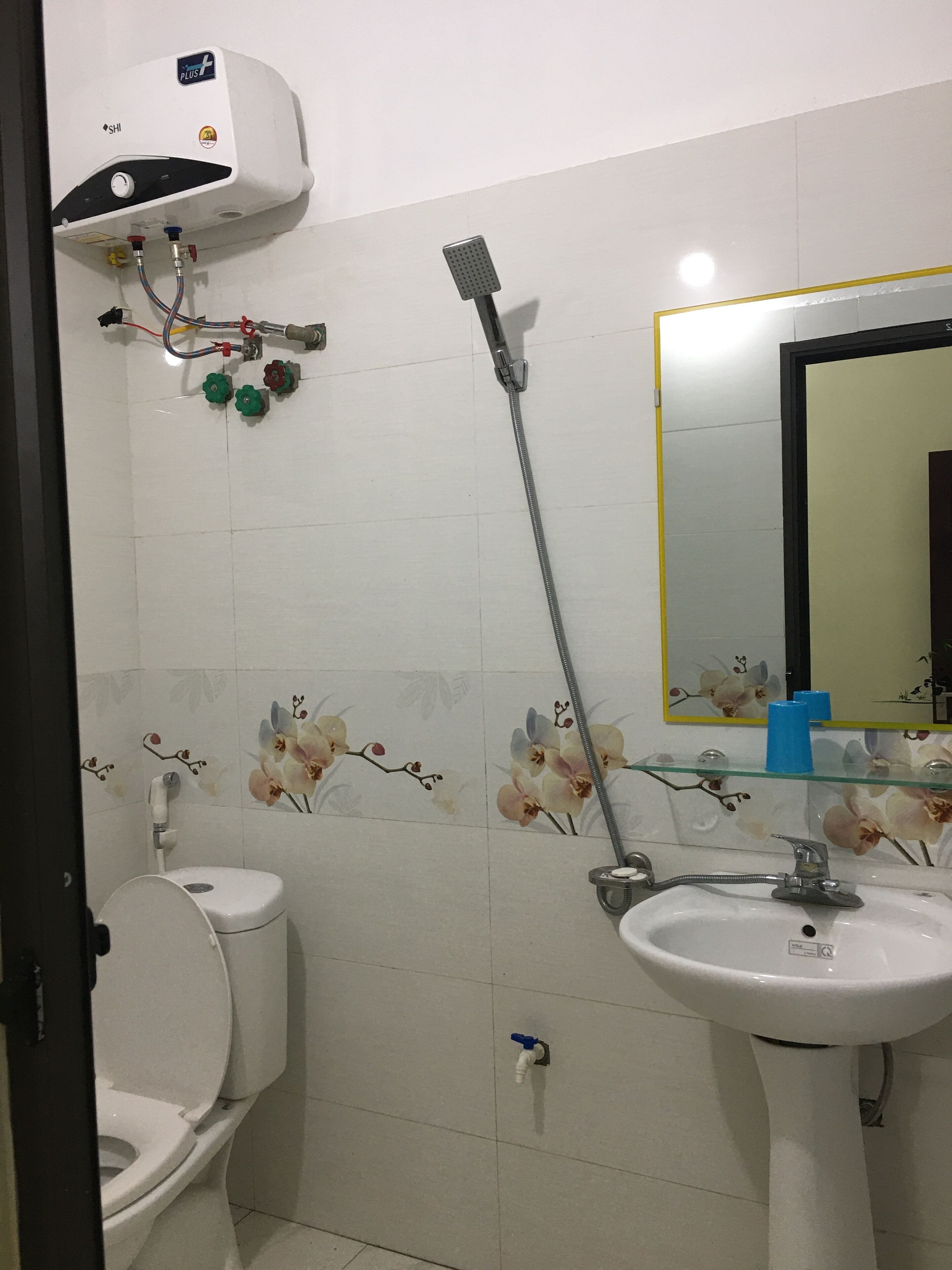 Un baño con inodoro, lavabo y ducha.
