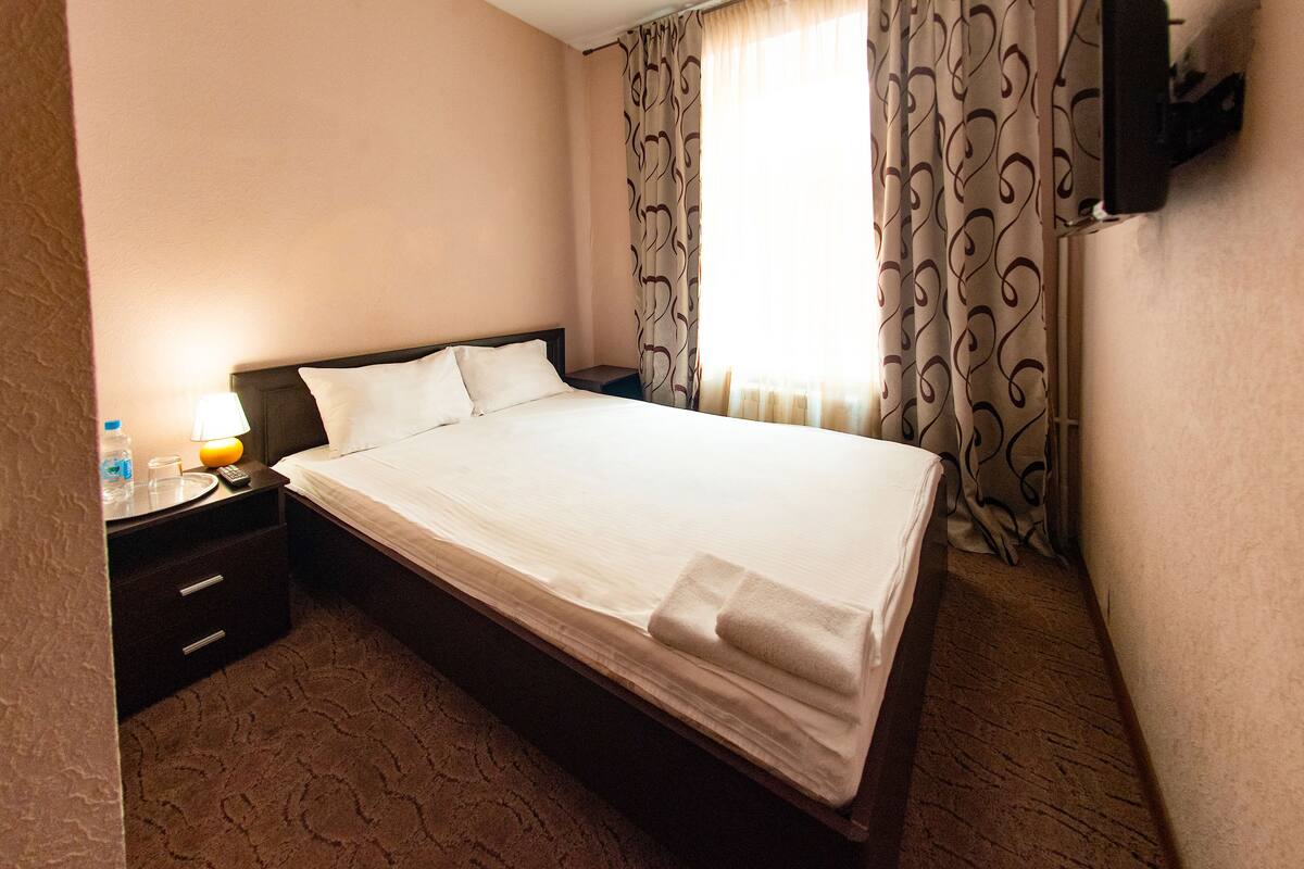 Kamar Double Standar | Tirai kedap cahaya, kedap suara, setrika/meja setrika, dan Wi-Fi gratis
