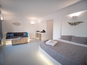 Deluxe Suite, Bathtub, Sea View | Premium bedding, memory foam beds, minibar, in-room safe - Majestic Sky Luxury Suites (Santorini)