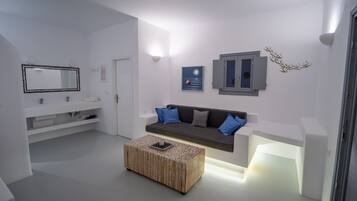 Suite Deluxe, tina, vista al mar | Área de sala de estar | Smart TV de 32 pulgadas con canales vía satélite, televisión y Netflix