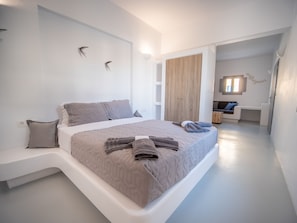 Premium bedding, memory-foam beds, minibar, in-room safe - Majestic Sky Luxury Suites (Santorini)