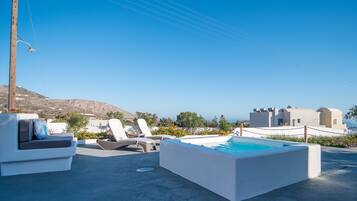 Deluxe Suite, Hot Tub | 1 bedroom, premium bedding, memory foam beds, minibar