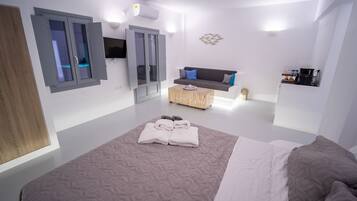 Suite Deluxe, tina, vista al mar | 1 habitación, ropa de cama de alta calidad y camas con efecto memoria