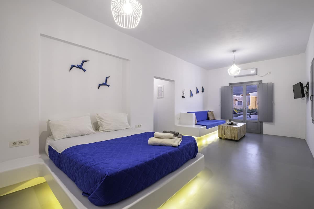 Deluxe Suite, Hot Tub | 1 bedroom, premium bedding, memory foam beds, minibar