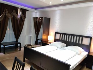 Escritorio, insonorización, wifi gratis y ropa de cama 