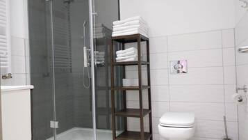 Douche, sĂšche-cheveux, serviettes fournies