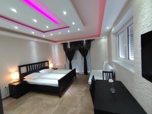 Desk, soundproofing, free WiFi, bed sheets - Hotel Babylon (Ringsheim)