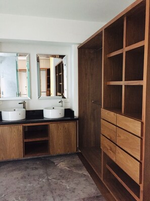 Shower, free toiletries, towels - Lofts El Sueño (Puebla)