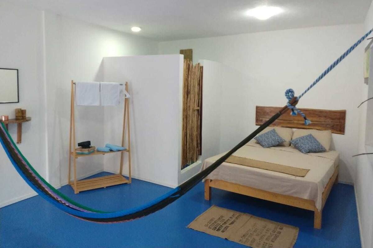 1 habitación, cortinas blackout y tabla de planchar con plancha