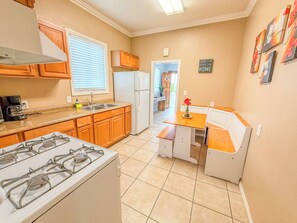 Cottage (2335) | Privékeuken | Een koelkast, een kinderstoel, kookgerei, borden en bestek