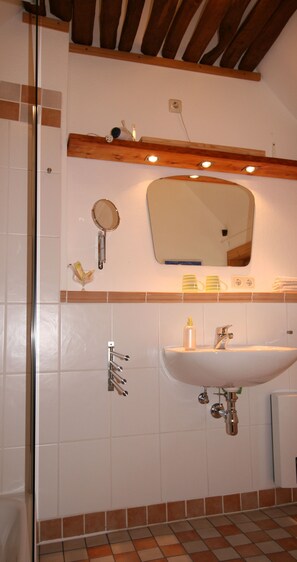 Romantic Townhome, 2 Bedrooms, City View | Bathroom | Shower, hair dryer, towels, soap - Ferienhaus am Solling (Dassel)