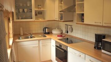 Romantic Townhome, 2 Bedrooms, City View | Private kitchen | Full-size fridge, microwave, oven, stovetop