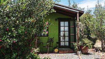 Traditional Cabin, Courtyard View (Merlot) | Down comforters, iron/ironing board, free WiFi, bed sheets