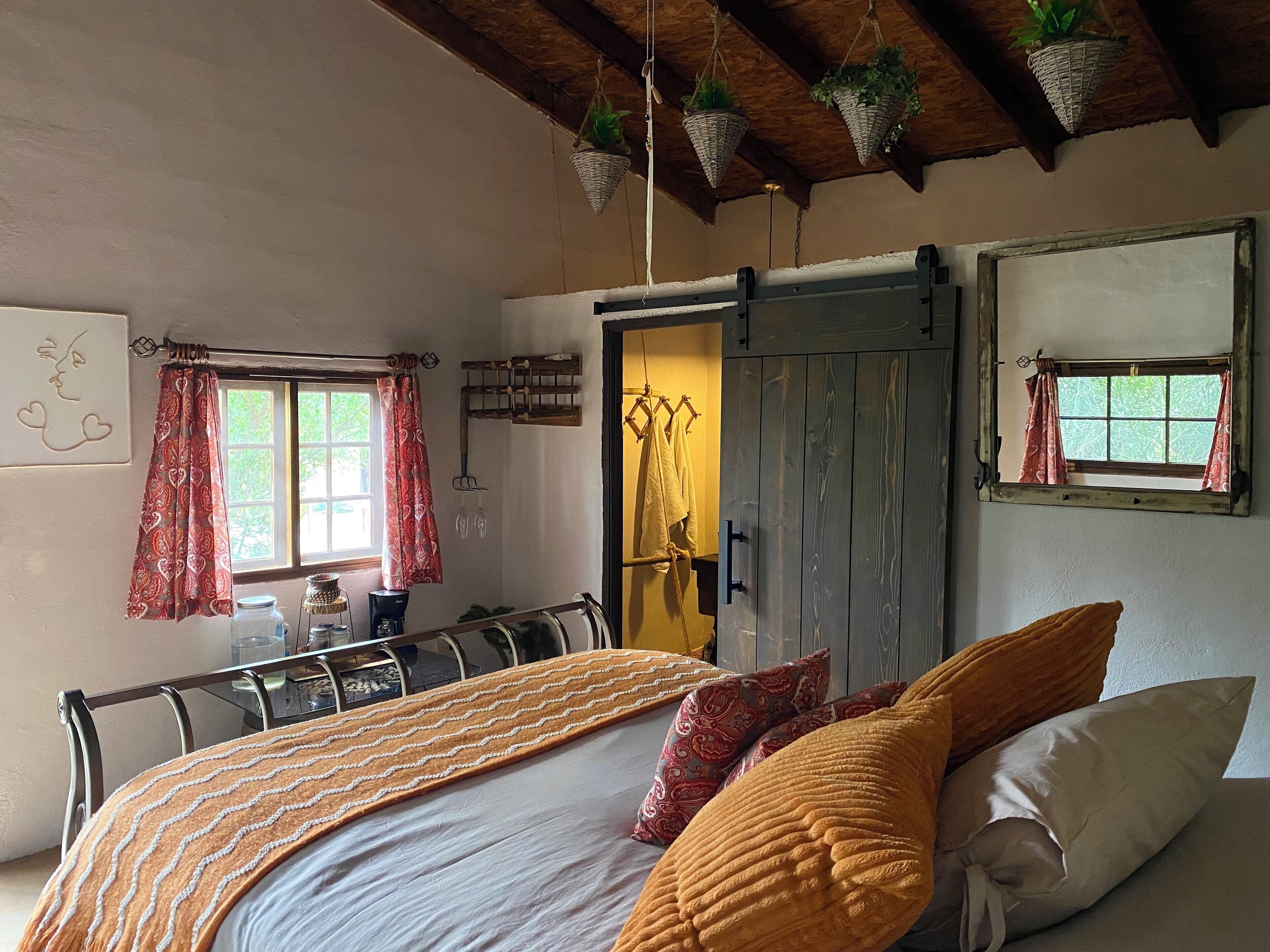 Traditional Cabin, Courtyard View (Merlot) | Down comforters, iron/ironing board, free WiFi, bed sheets