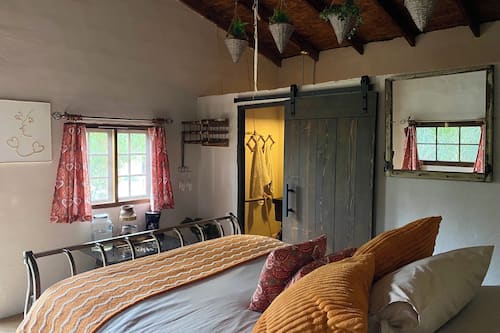 Cabaña tradicional, vista al patio (Merlot) | Edredón, tabla de planchar con plancha, wifi gratis y ropa de cama