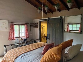 Cabaña tradicional, vistas al patio (Merlot) | Edredones de plumas, tabla de planchar con plancha, wifi gratis