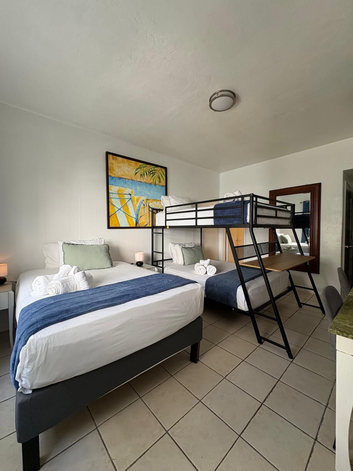 Chambre Triple Familiale | Ameublement personnalisé, Wi-Fi gratuit, draps fournis