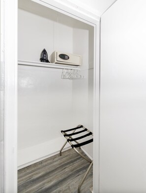 Muebles diferentes, wifi gratis y ropa de cama 