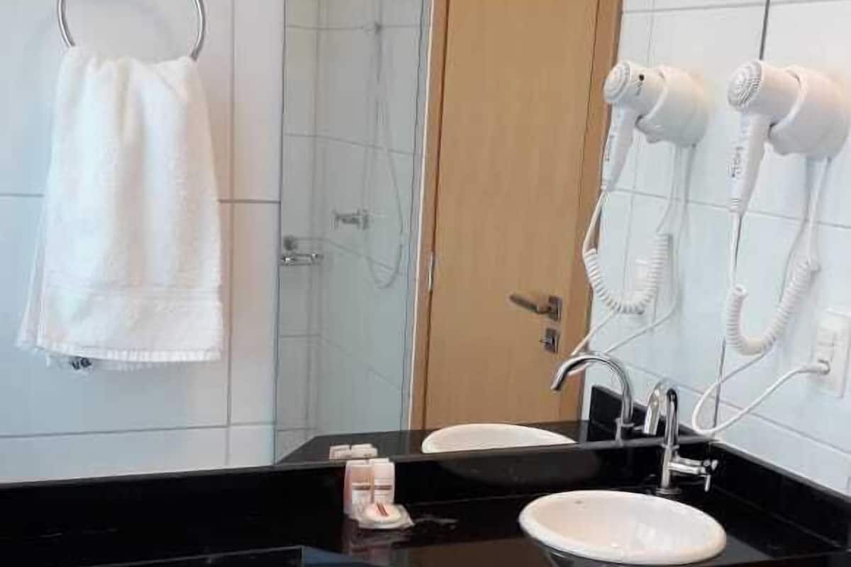 Regadera, secadora de cabello, jabón, shampoo