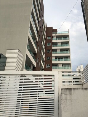 A multi-story building with a modern architectural design, featuring balconies and large windows. - STARLIS HOME - Versátil (Cuiabá)
