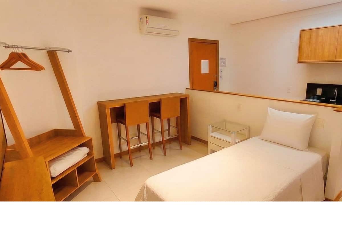 Quarto solteiro | Cortinas blackout, Wi-Fi de cortesia